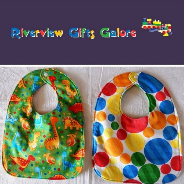 Reversible Bib – Green Dinosaurs / White with Spots