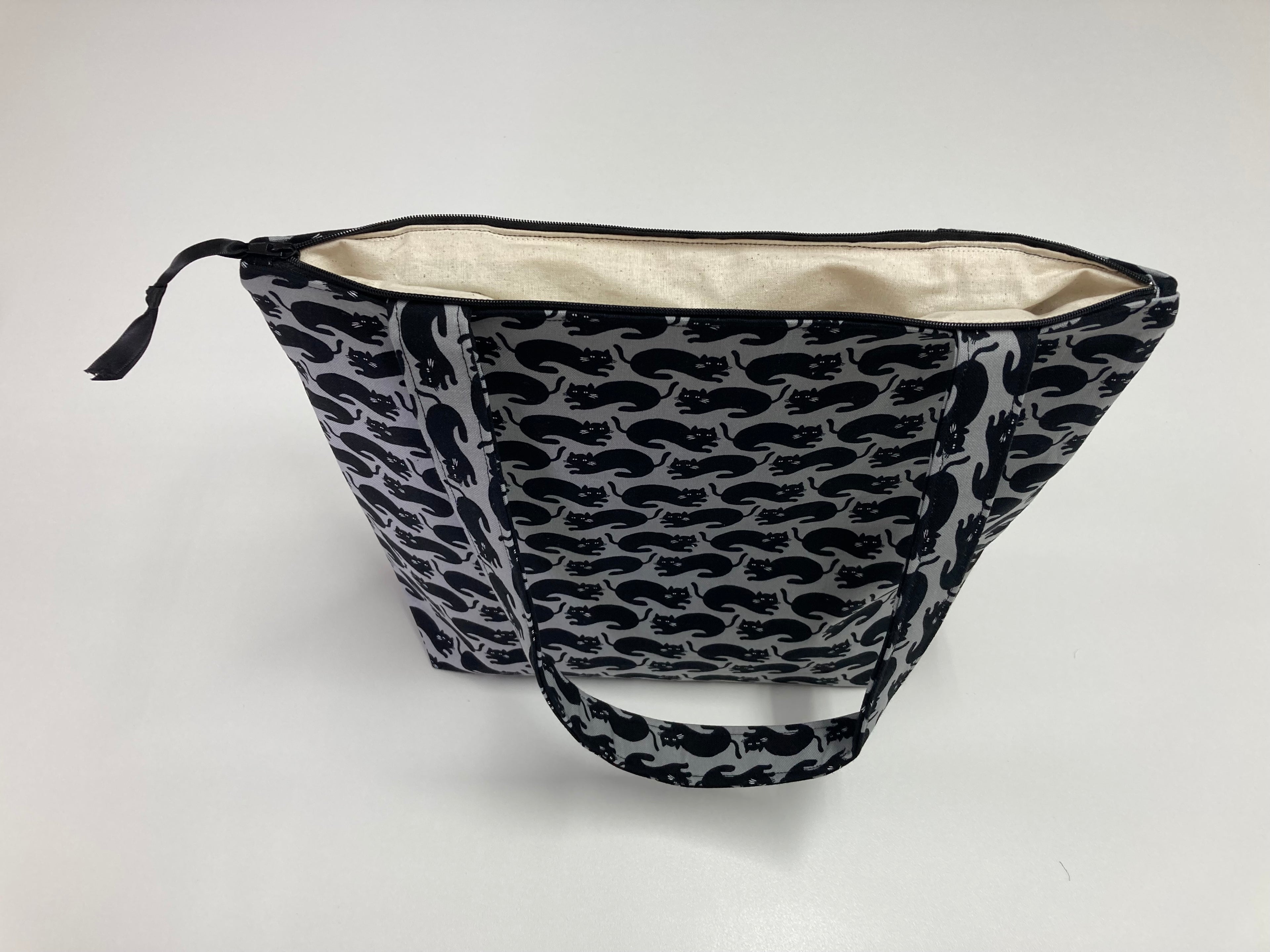 Medium Tote Bag with Zip - Black Cats on Dark Grey