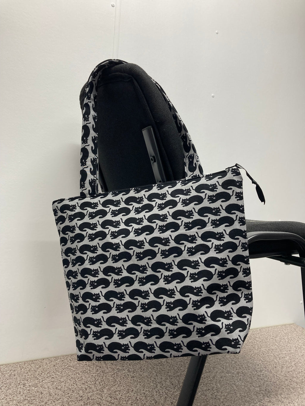 Medium Tote Bag with Zip - Black Cats on Dark Grey