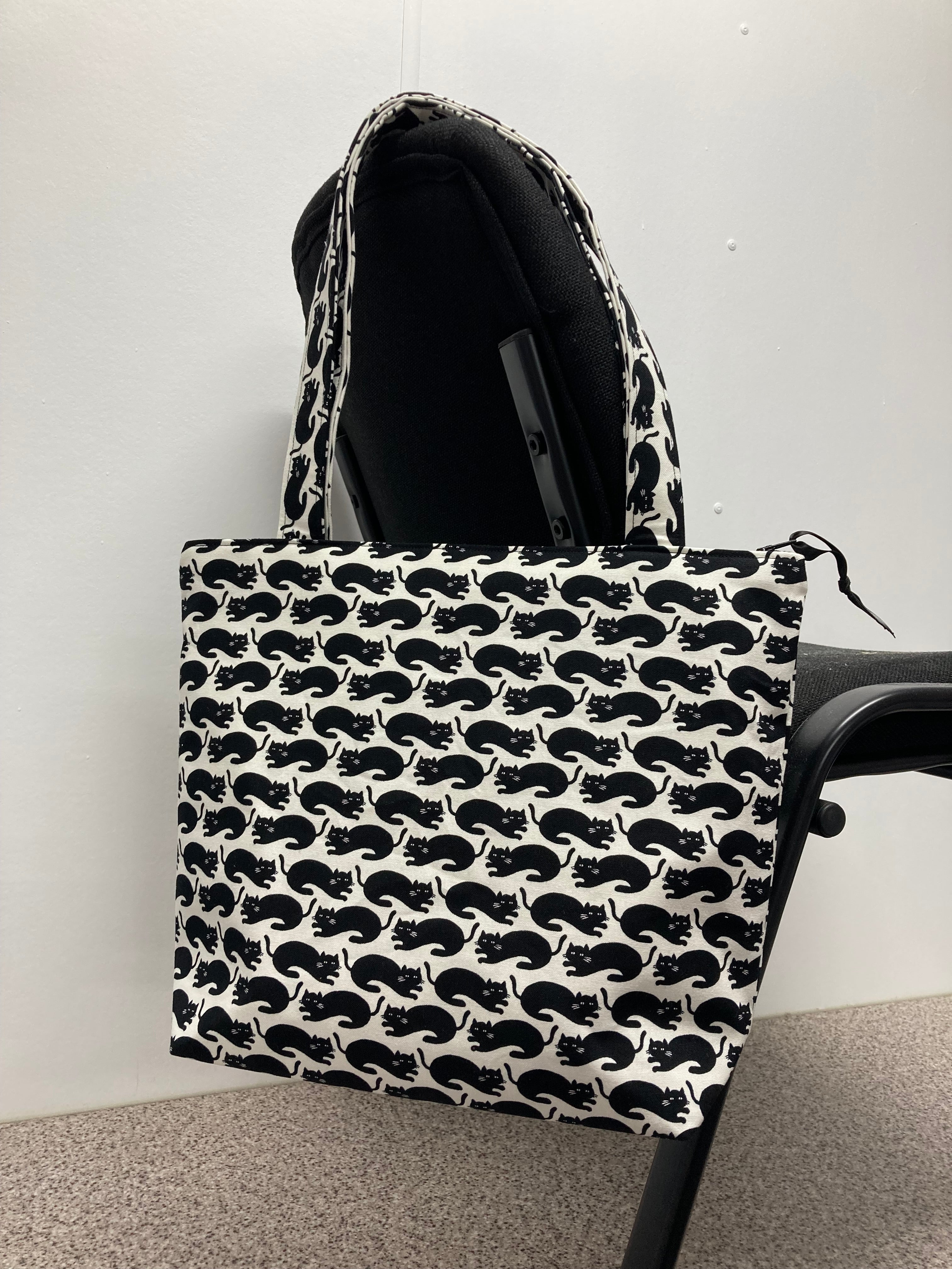 Medium Tote Bag with Zip - Black Cats on White